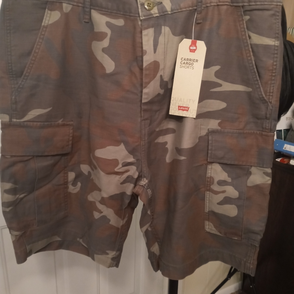 Men Levi Camo shorts